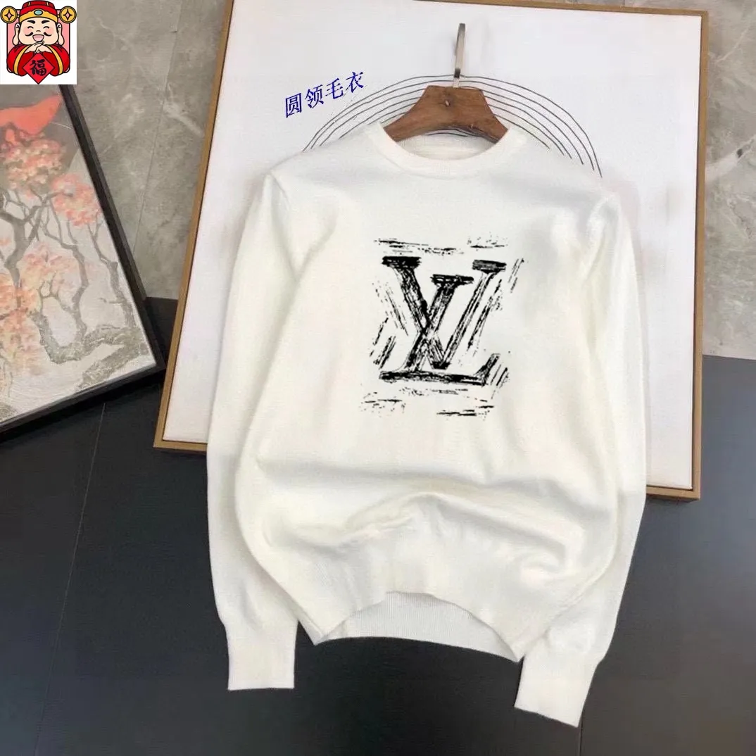 🅿️240 【LV Louis Vuitton】Autumn and winter classic round neck pullover sweater, in full condition! ! ! Wool blended fabric, the latest model in 2025, golden ratio! ! Slim-fitting soft gold, versatile and practical item, the combination and practicality are extremely powerful, simple and elegant, and classy! To create your own style, it is highly recommended to buy it in two colors. The standard slim fit tailoring process is suitable for both young and old men. It is knitted from wool and will not cause any discomfort! While keeping warm, it is stylish, textured and wearable, and the classic logo with contrasting colors on the chest feels in place! ! Recommended for regular customers! ! Size M-3XL (maximum wear: 190 pounds)